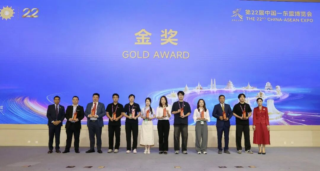 讯飞双屏翻译机2.0摘得东博会展品评选活动金奖，AI翻译技术获中外专家认可