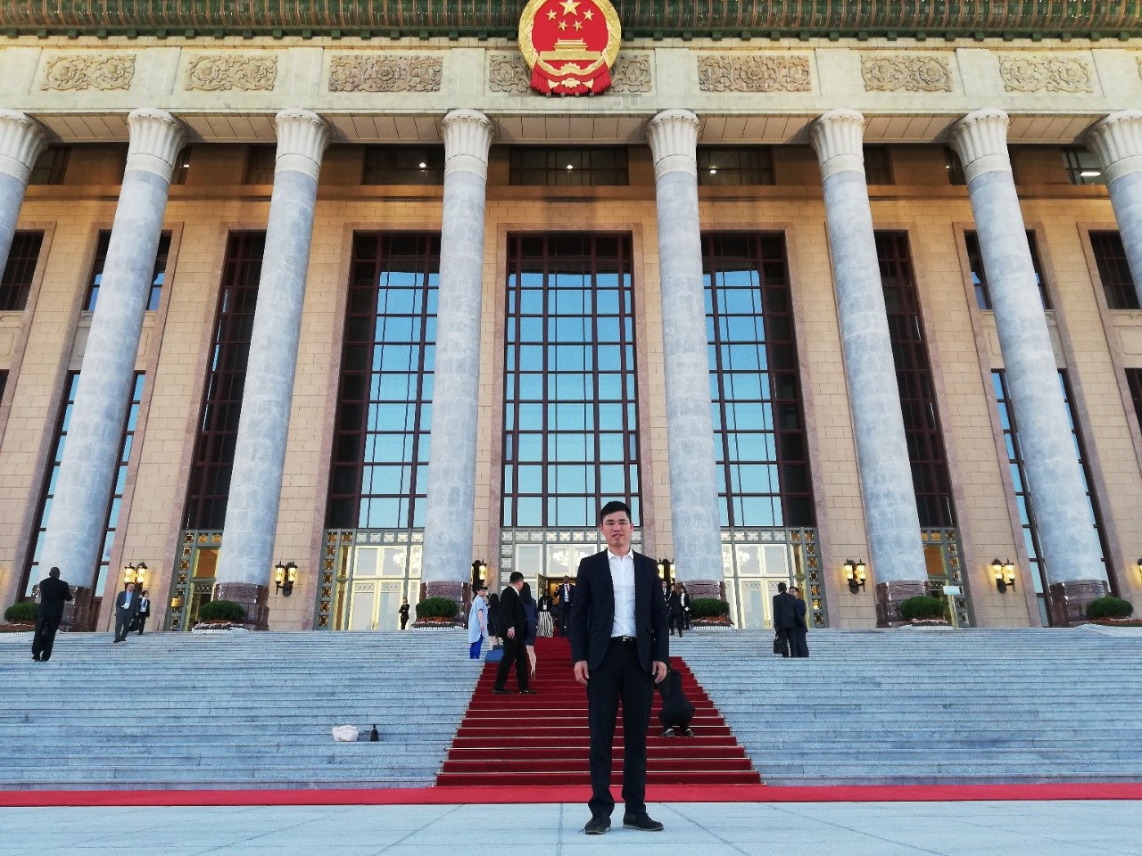 被称为民间“外交部长”的传奇青年薛锦山