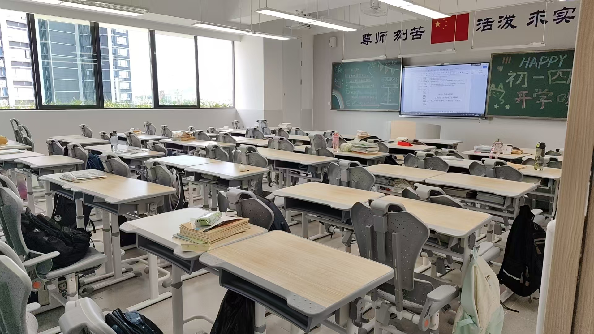 破解学童趴睡困局：厦门企业研发国标午休课桌椅，外地多校应用显成效