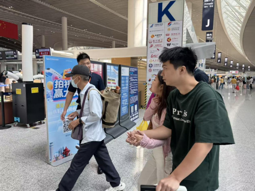 首都航空安保部青岛中队积极投身机场志愿服务工作 为旅客出港提供便利 提升旅客出行体验
