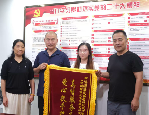 杭州栖霞岭社区安装便民扶手化解居民出行难