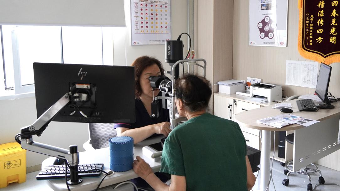 一面锦旗，见证的不仅是视力清晰 天津华厦眼科关注眼健康 守护糖尿病患者光明