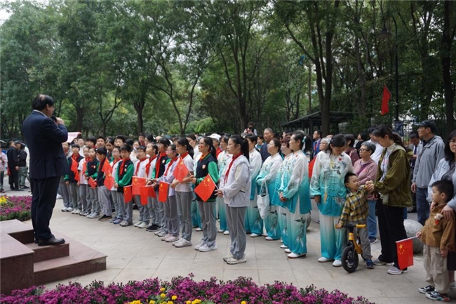 翰墨飘香颂盛世，丹青溢彩绘华章——万年花城第二社区书画签名活动