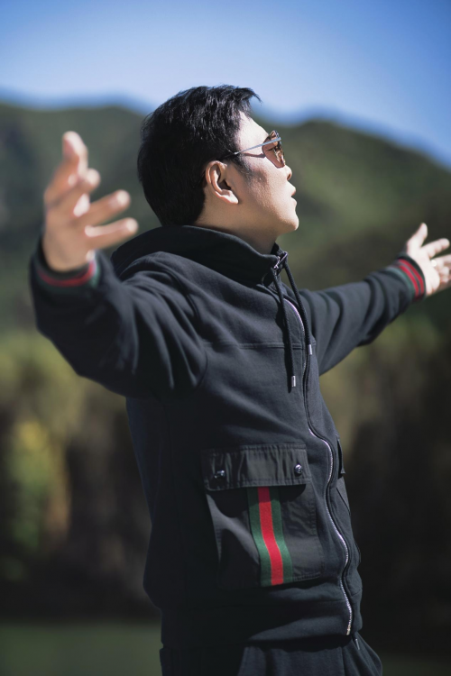 祁隆《我想去一个地方》唱响国庆“出逃”自由心声