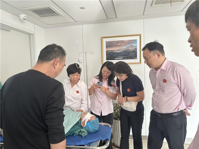 郑州普瑞眼科医院用爱点亮童年：一场特殊的斜视矫正手术，为“事实孤儿”开启清晰“视界”