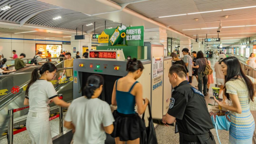 百万客流的“黄金窗口”，安检场景营销新范式：杭州地铁首发安检机广告