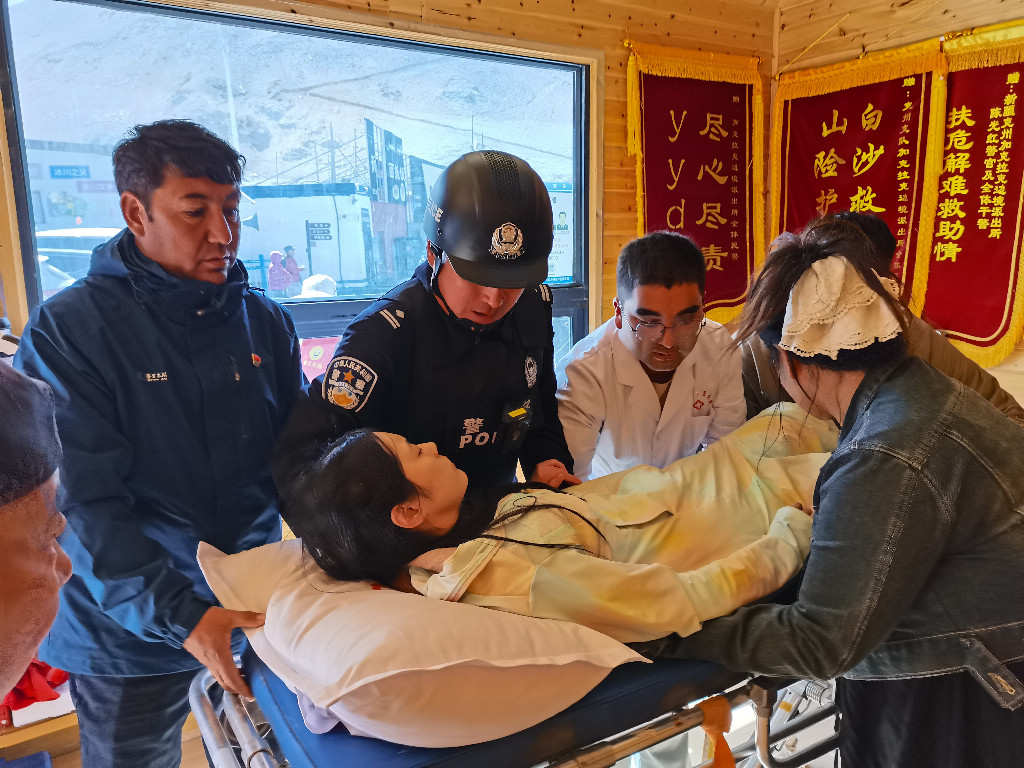 新疆克州：游客突发高原反应 民警紧急救助化险为夷