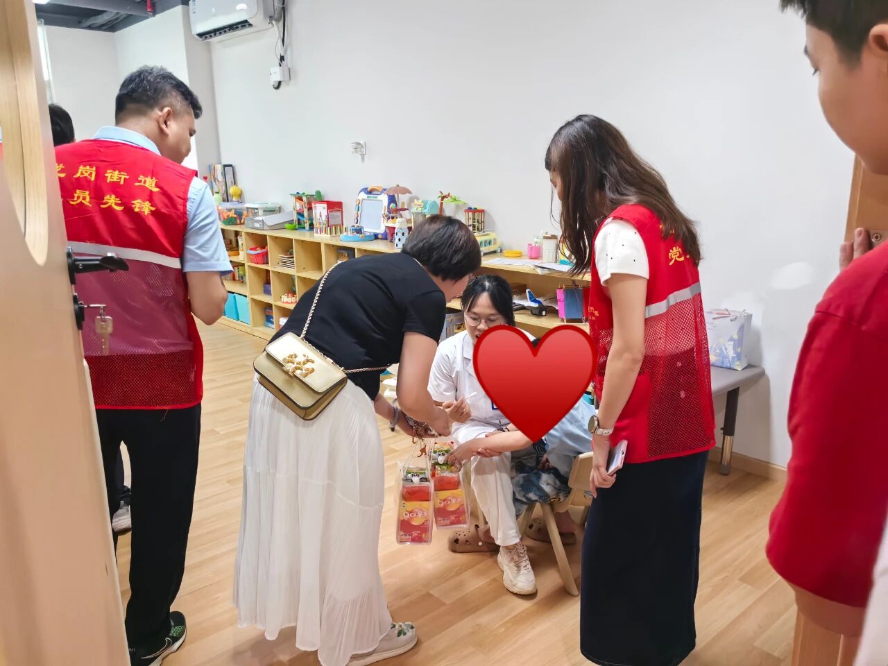 凝心聚合力，医社“童”行| 深圳慈海医院党支部携手青睐、区儿促会党支部联合开展联建关爱活动