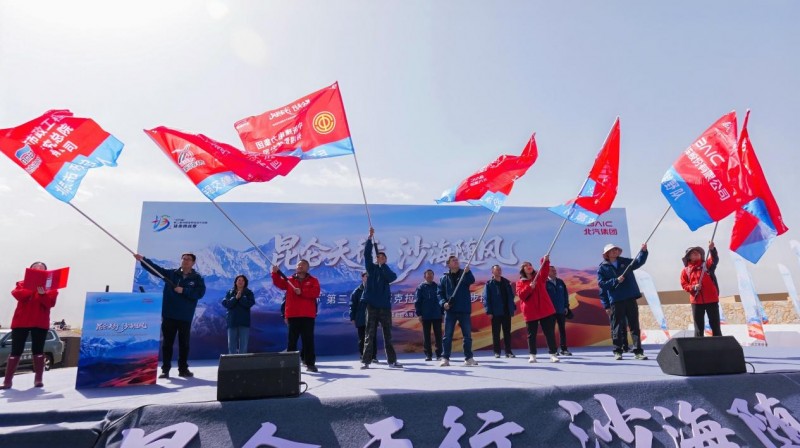 奥铃M卡气体机护航极限徒步赛，以可靠品质征服沙海