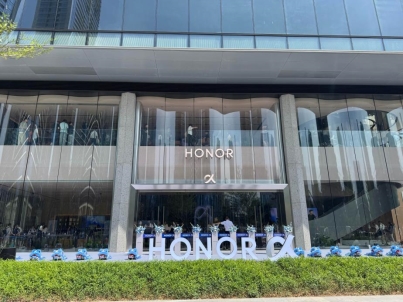 亮相荣耀阿尔法全球旗舰店，酷赛智能携手荣耀共创AI未来