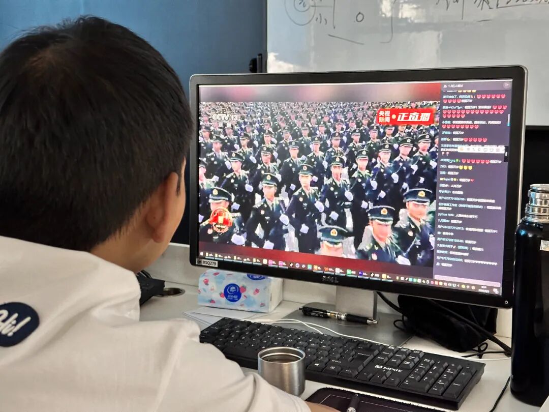 半颗星教育组织学员观看纪念抗战胜利80周年阅兵仪式