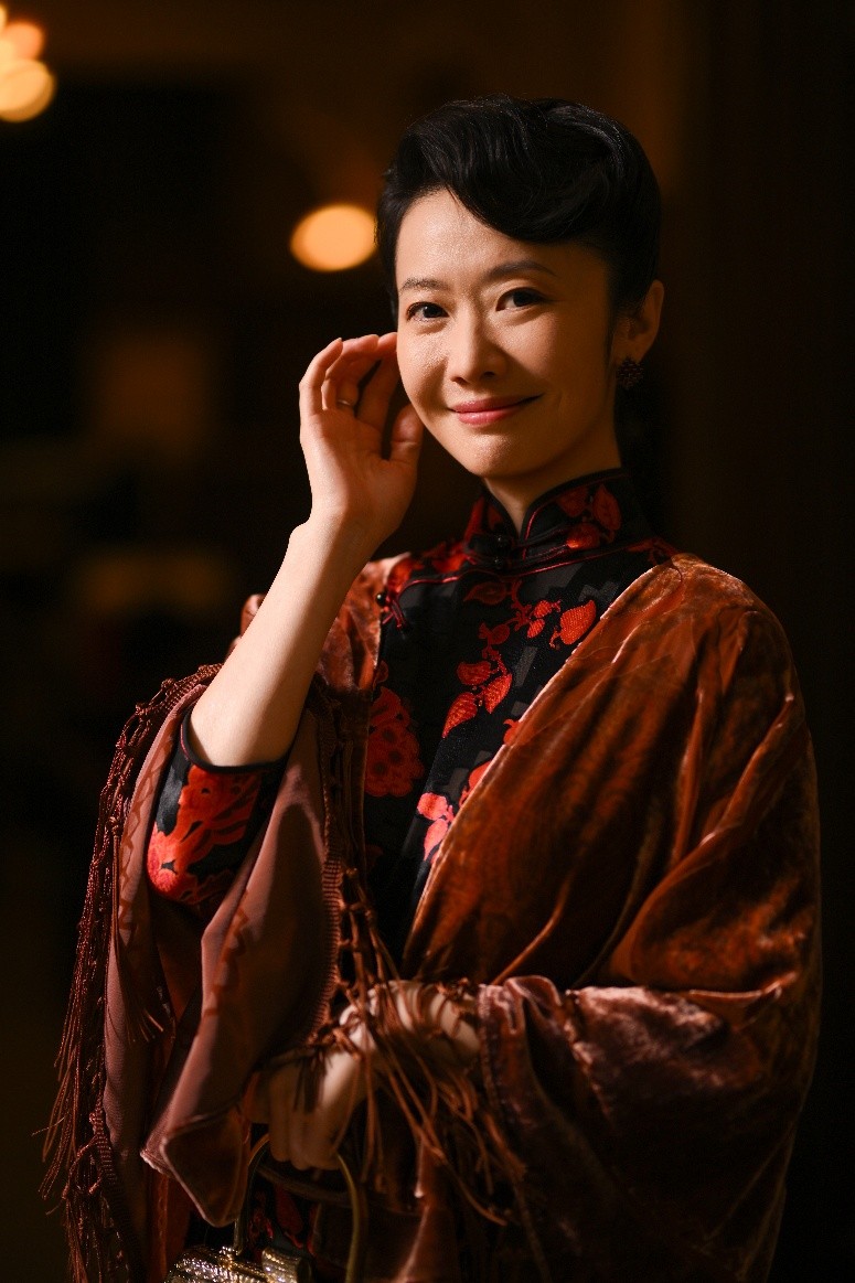 杨斯《沉默的荣耀》旗袍装雍容华贵 窦太太生活中都市温婉