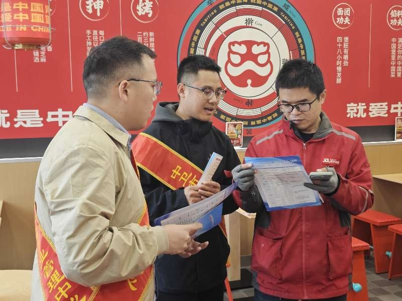 面对面讲政策 零距离学安全 中卫市开展工伤预防进社区宣传活动