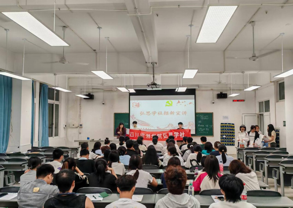 四川旅游学院开展“我与录取通知书合影”活动 助力“云梯筑梦，爱意无疆”公益行动