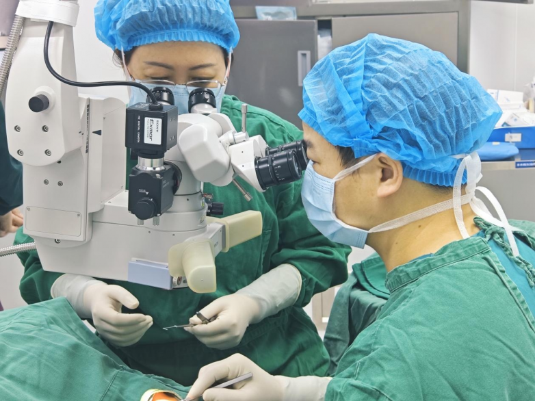 跨城寻医！57岁患者南昌爱尔获余新平教授手术，告别共同性外斜视