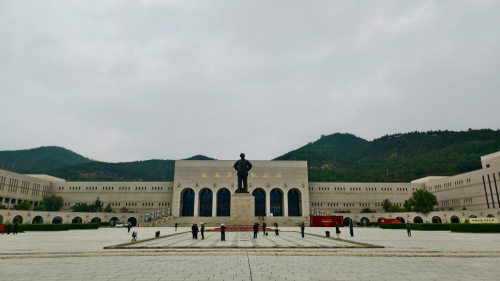 在延安 读好这本“永远读不完的书”