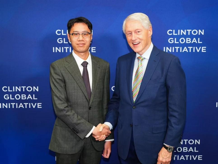 齐翀会见美国前总统克林顿 共话全球治理