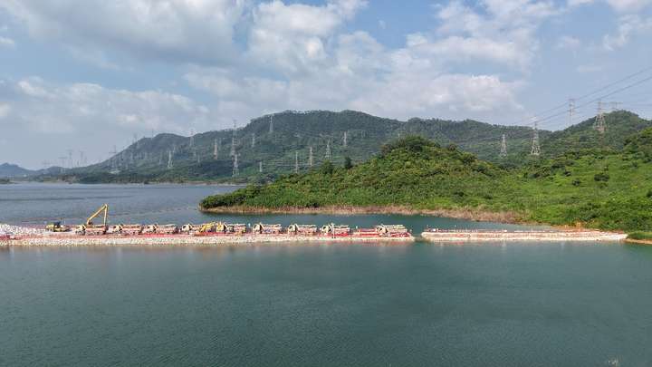 深圳市“三纵四横”骨干水网公明水库高围堰顺利合龙