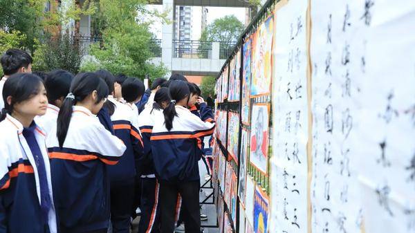 衡阳县实验学校举办“金秋绘梦”主题书画展