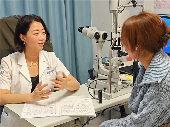 全国知名眼科医生彭艳丽教授巡诊大理，见证滇西近视手术新篇章