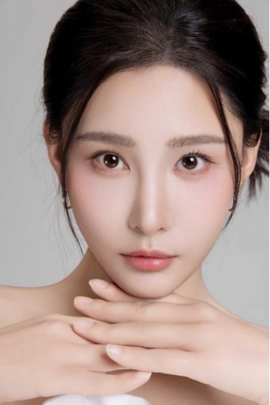 〈许我耀眼〉许妍照进现实！许子吟演活 “不啃光环” 大女主，短剧圈这股 “硬气” 太戳心