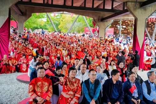 200对银发伉俪重阳共披婚服 杭州“孝爱盛典”十年传承温暖全城