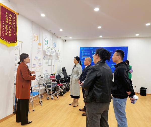 成都医学院第一附属医院老年医学科团队莅临参观交流，共探智慧养老新未来
