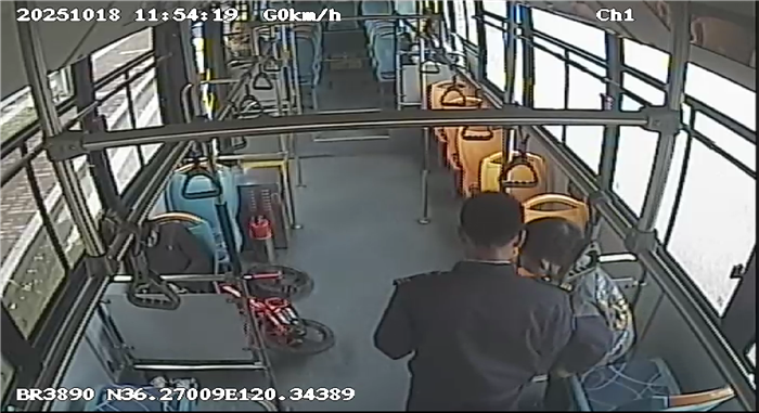 “小孩哥”独自出门迷了路,城阳巴士驾驶员温暖相助