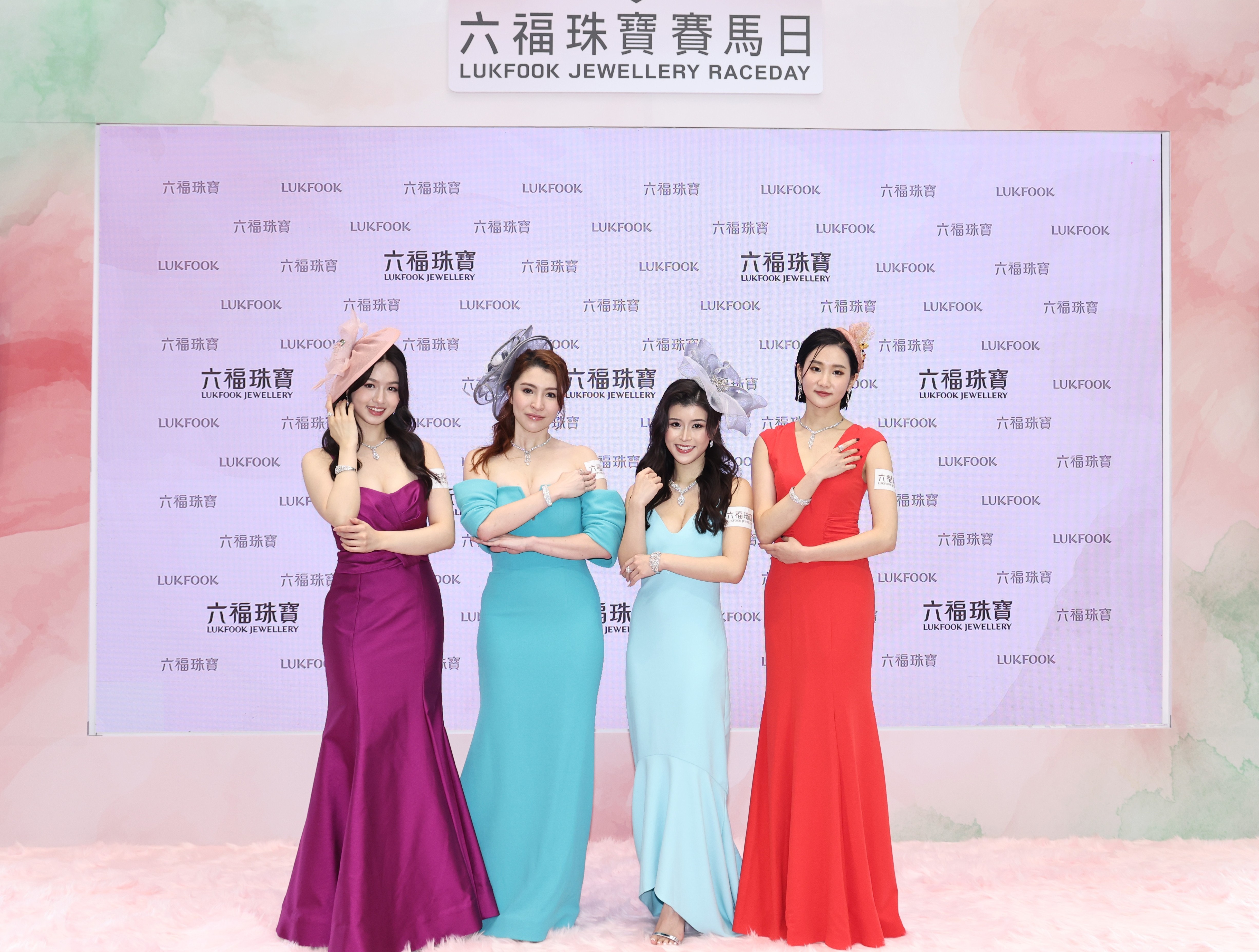 5. 左起：2025香港小姐最上镜小姐暨友谊小姐李尹嫣小姐、亚军施宇琪小姐、冠军陈咏诗小姐、季军袁文静小姐于马会厢房为大家展示六福珠宝的璀璨首饰。.JPG