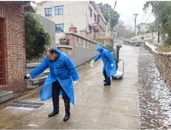 铜官街社区吹响“雷锋哨”：闻“冰”而动， 撒盐除冰暖民心