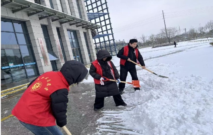 六安高新区积极应对强降雪 全力扫雪除冰保畅通
