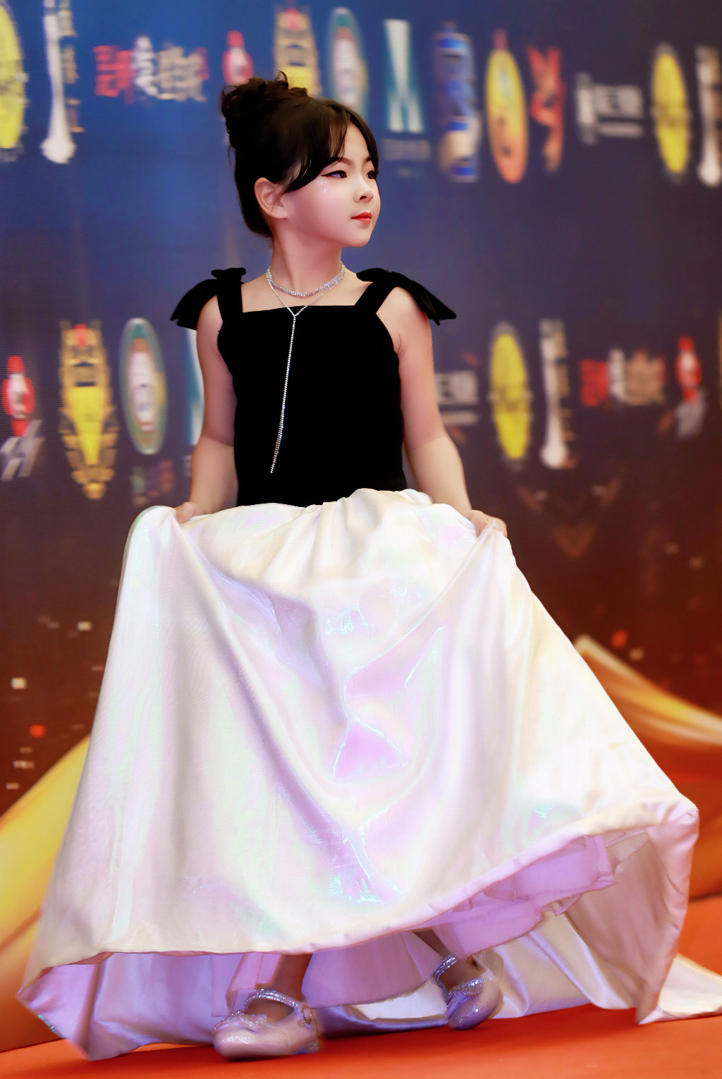 少年演员赵昕一斩获第八届西部电影梦工厂影视颁奖盛典新人女演员奖_中华网