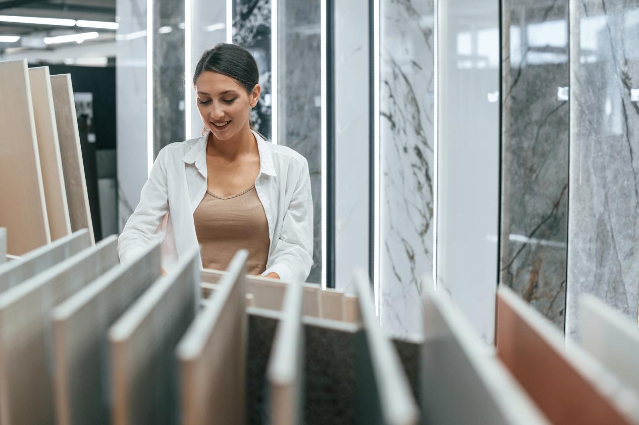 选择正确的材料。漂亮的年轻女人正在为家里买东西