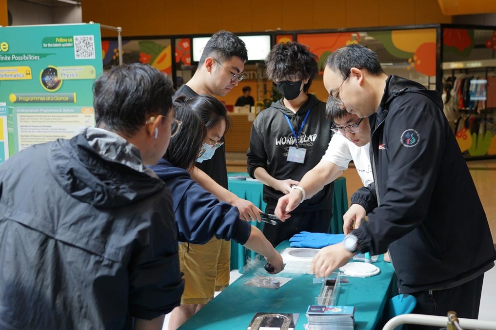 图4_活动包括在大学道特设置先进科技仪器与<span