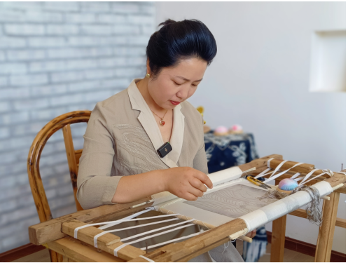 全国三八红旗手、国家级技能大师工作室主理人、刺绣大师黄海彦