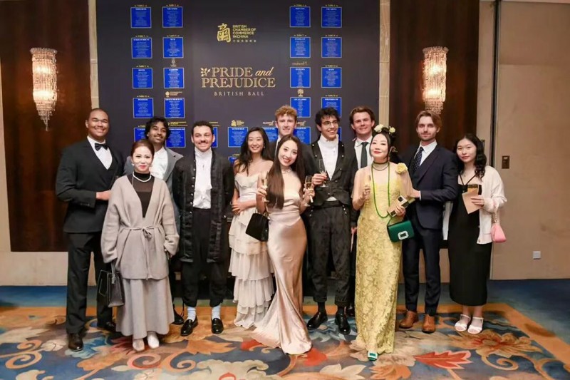 世界非遗国际传播大使刘爽出席第22届北京英国慈善舞会 搭建非遗文化与国际公益对话桥梁