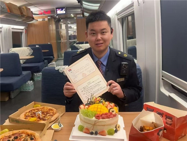 除夕前夜守春运 列车上过生日 铁路人坚守护航团圆路