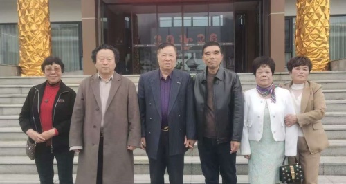 胡志选向世界胡氏宗亲联合总会捐款50万元人民币 胡翠英、胡金菊分别捐资10万元人民币