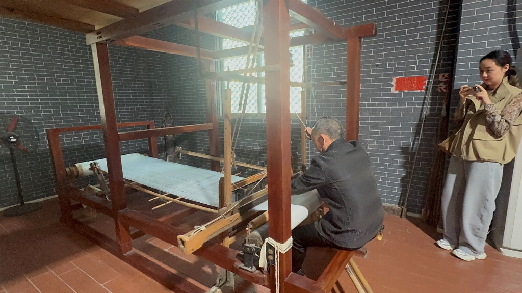 薯莨染就岭南韵 经纬织就共富路——中南财大学子探佛山香云纱非遗振兴乡村路