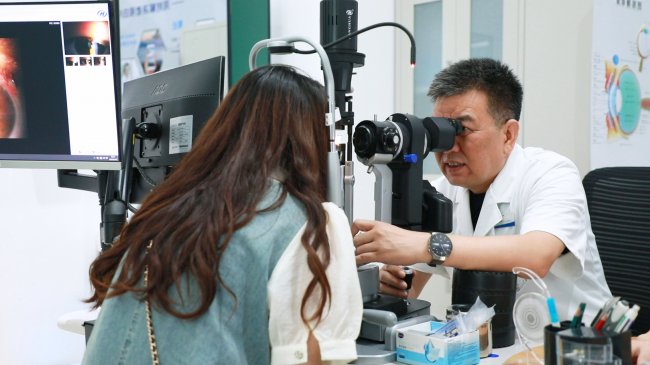 郑州全飞秒近视矫正，找谁？郑州尖峰眼科刘保松教授