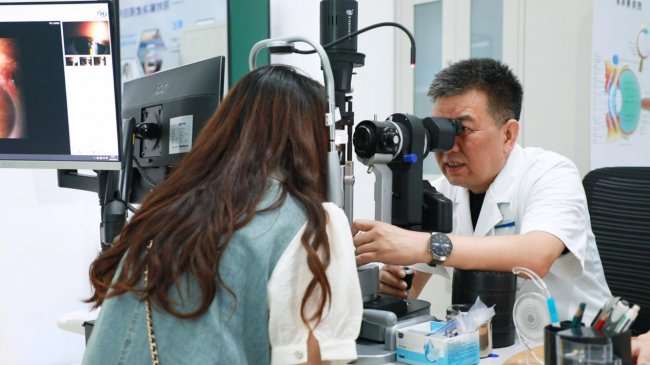眼科专家推荐：郑州飞秒近视手术，先找尖峰眼科这三医生，再做决定