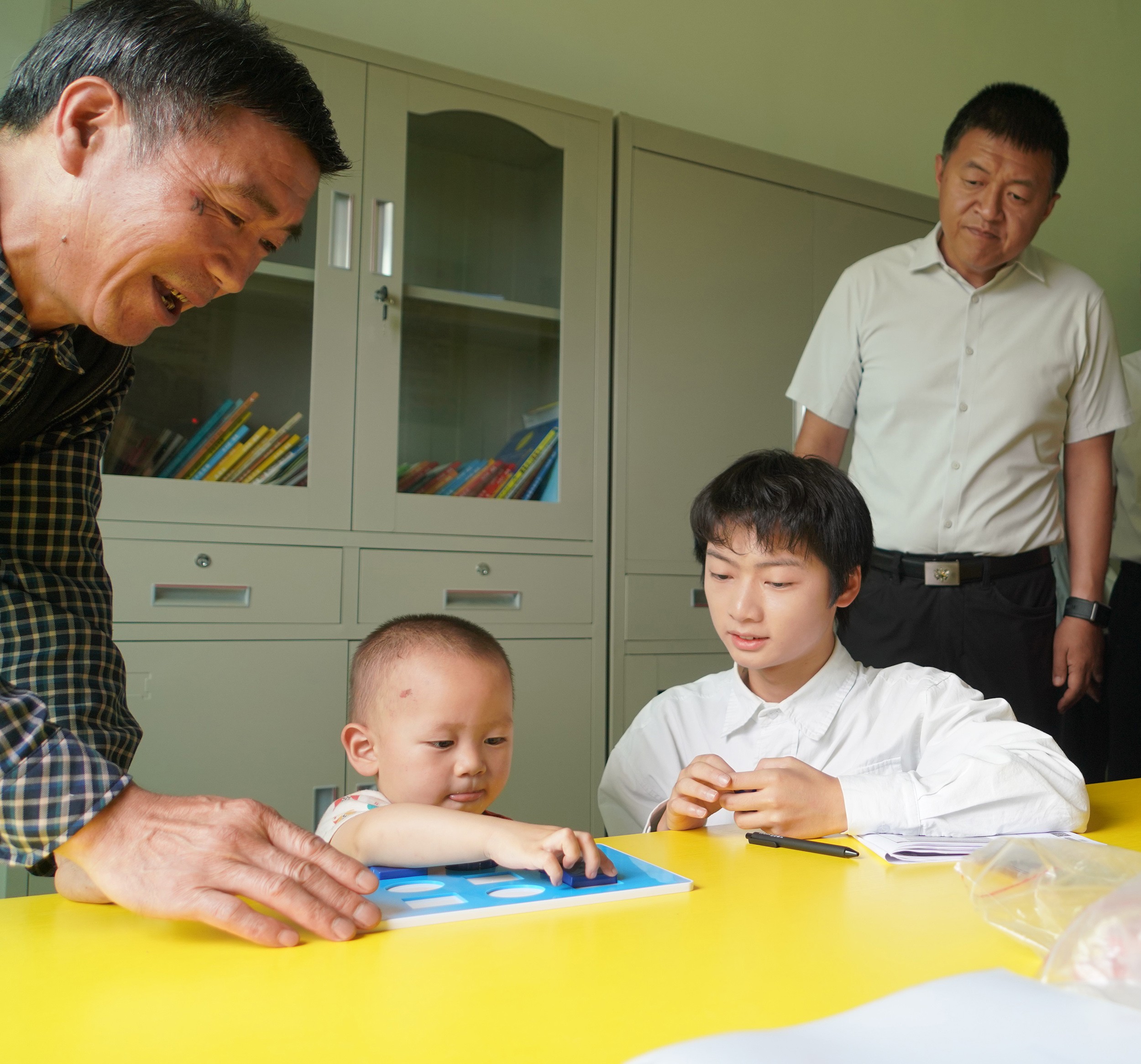图3_“慧育中国”计划通过定期家访，支援照顾者与幼儿的互动，促进幼儿早期发展.jpg