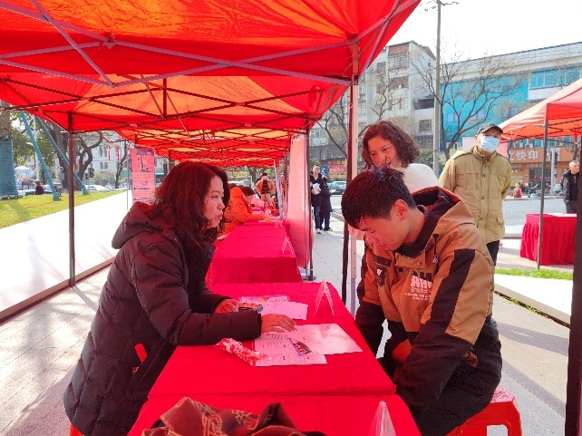 诚信护航消费 安心守护民生——富德生命人寿荆州中支开展3·15户外宣传活动