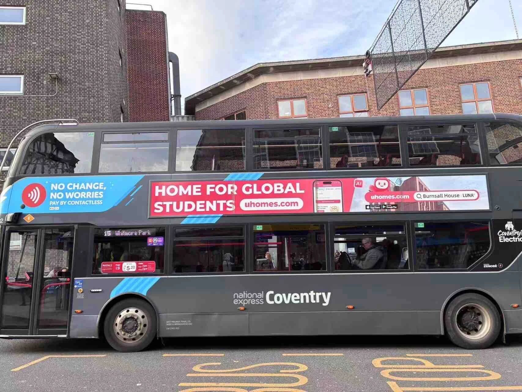 异乡好居八载同行｜异乡巴士2026再启程：英国街头“异乡红”等你偶遇-异乡好居