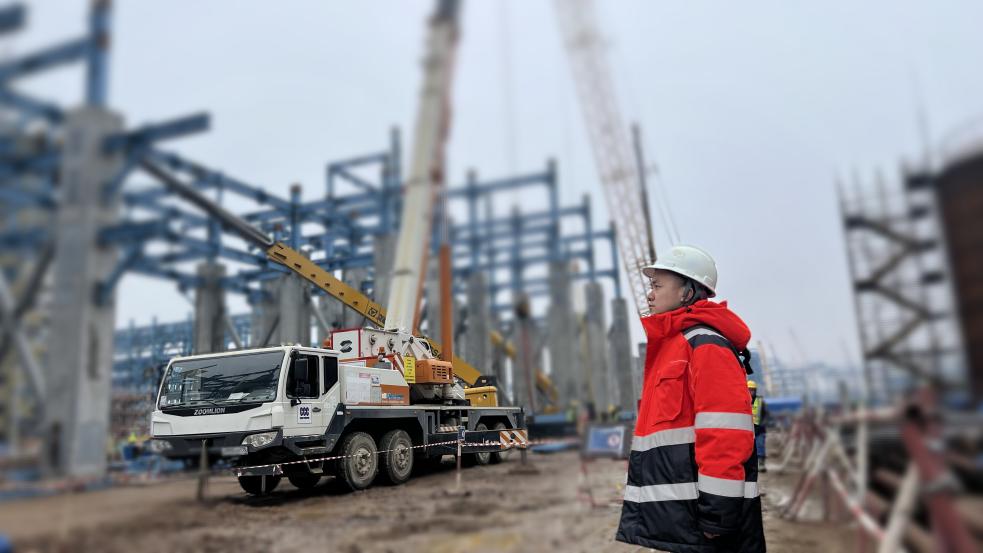 彭建中（虚化背景）