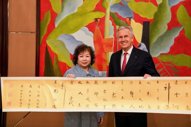 龙魂书法传承人李清（华卿）与德国前总统克里斯蒂安·武尔夫在上海会面交流