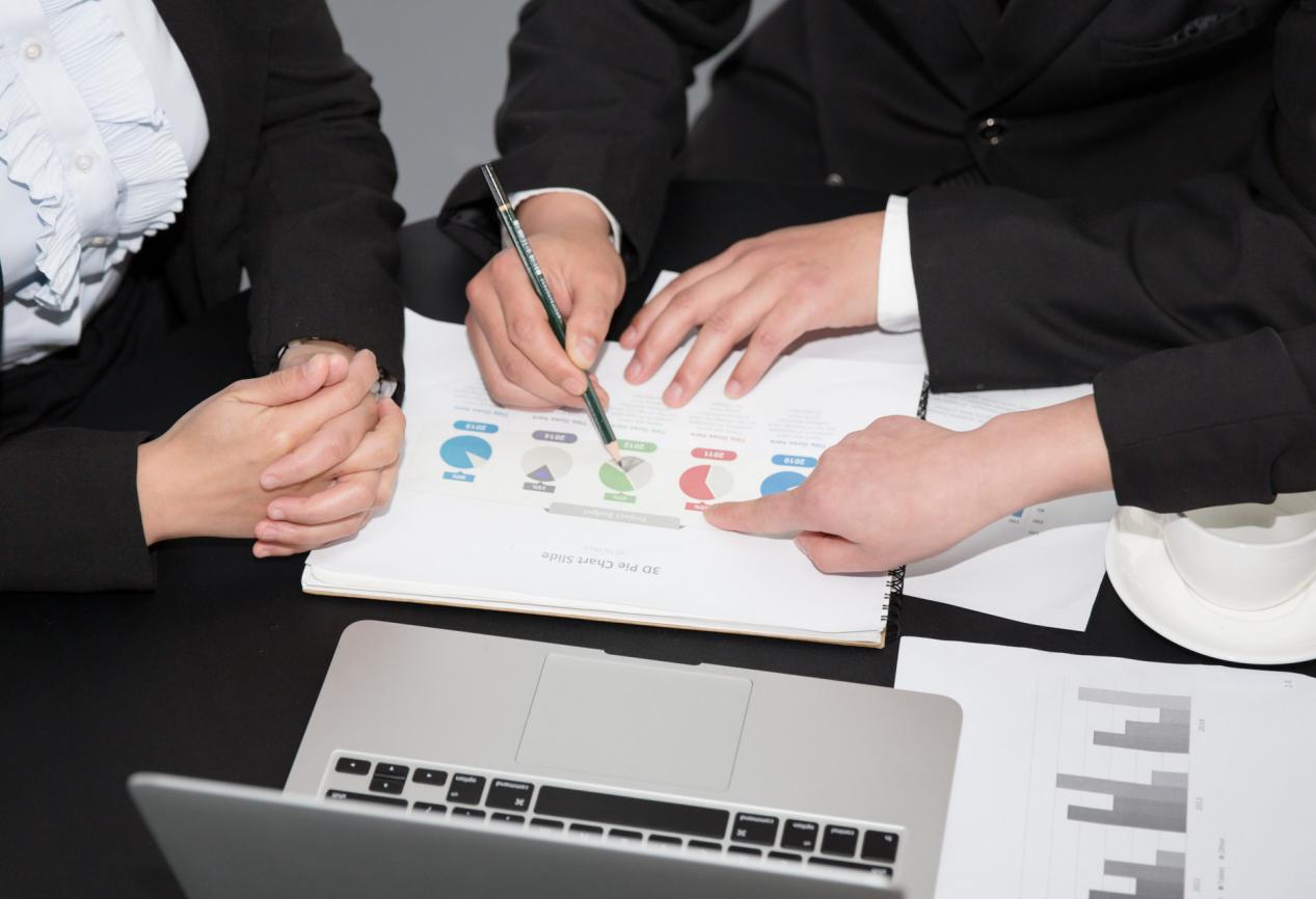 摄图网_500268729_研究数据报表的白领(非企业商用)