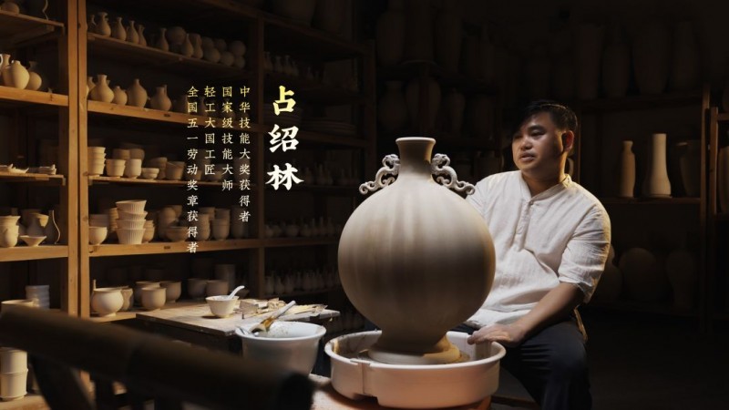 御瓷绝品传世巨作,五粮液股份真龙天子苍龙教子纪念酒