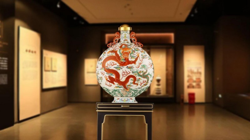 御瓷绝品传世巨作,五粮液股份真龙天子苍龙教子纪念酒