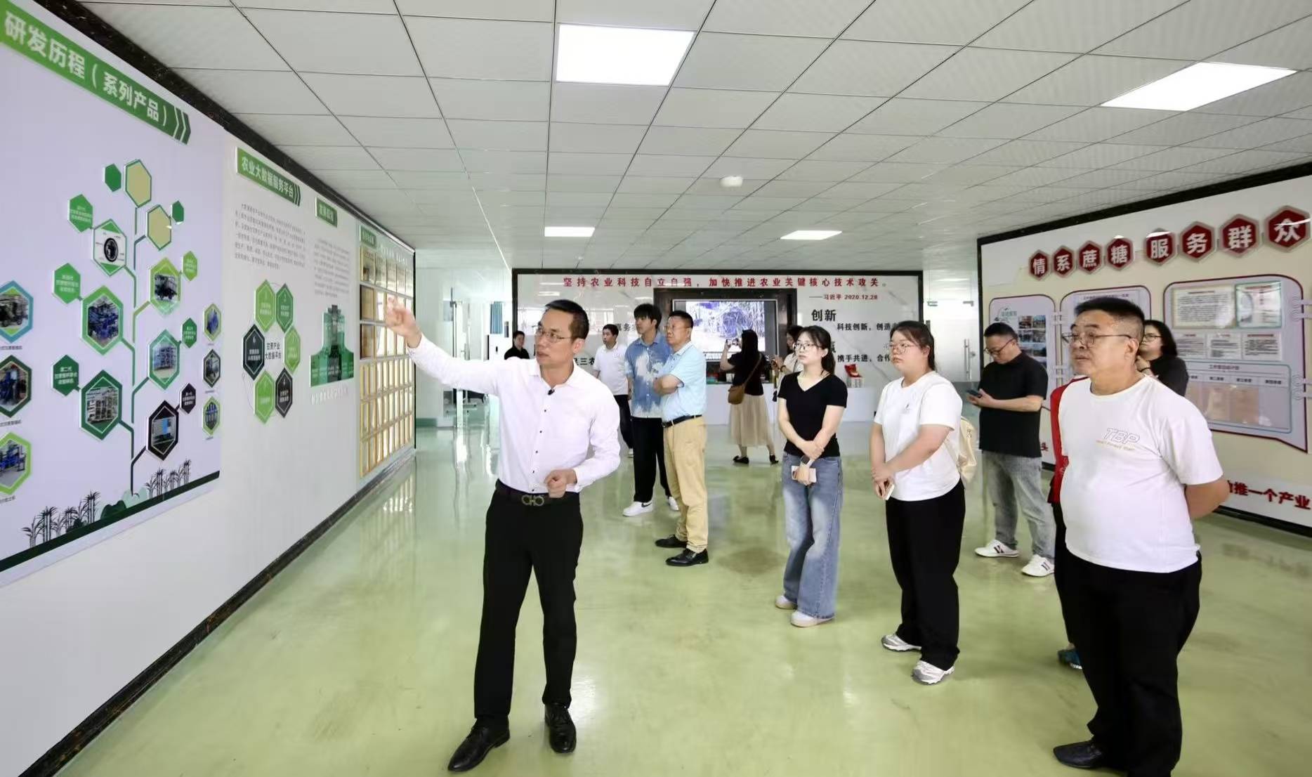 海外华文新媒体高级人才研修班走进广西科创农业科技集团 感受“甜蜜事业”科技力量